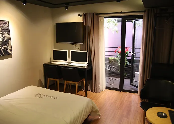 Avenue 162 Hotel